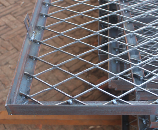 【防护钢板网厂家】 验收建筑钢板网需要注意哪几个要点